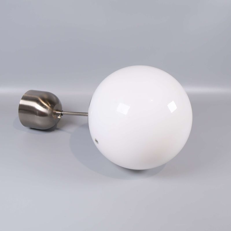 Taklampa vit glob liggande på sidan