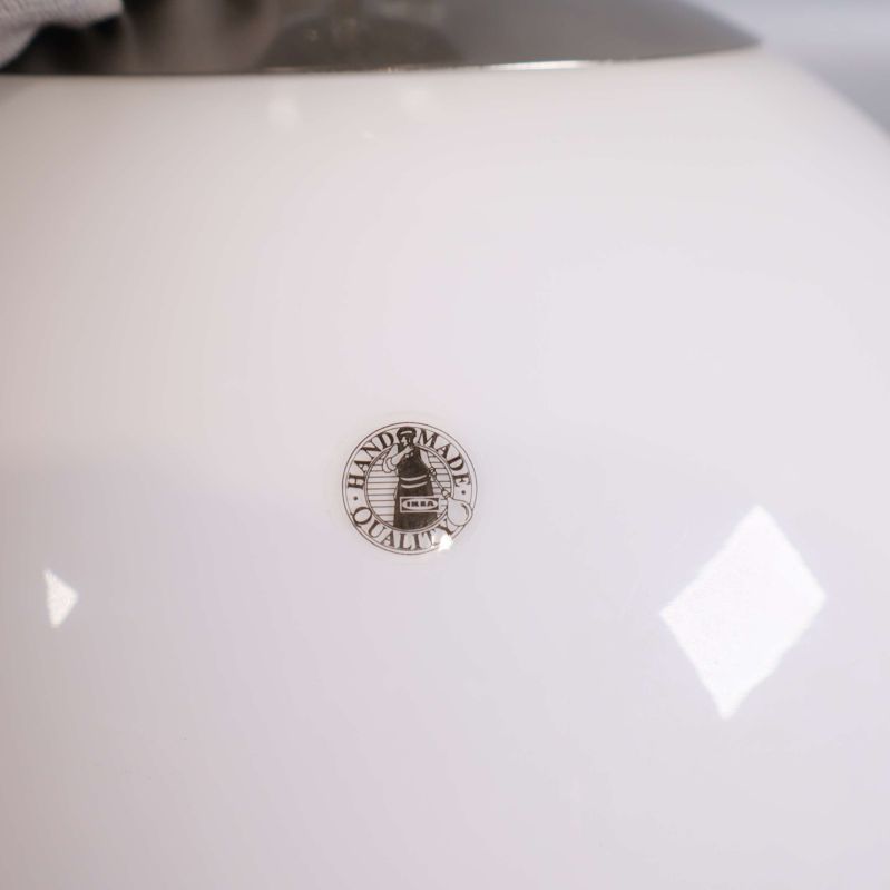 Närbild på etikett hand made quality på lampan