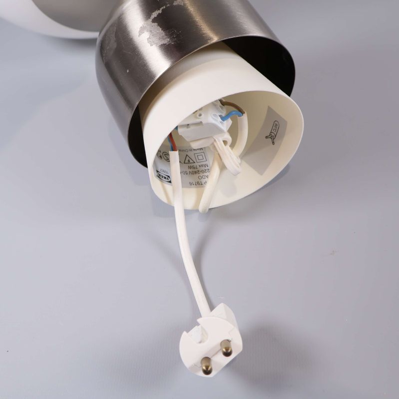 Lampans elkontakt och kabel synliga från undersidan