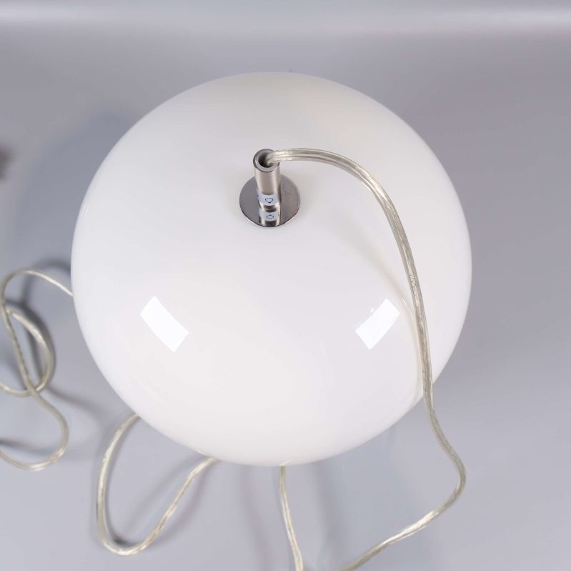 Vy uppifrån på taklampa med sladd och metallfäste