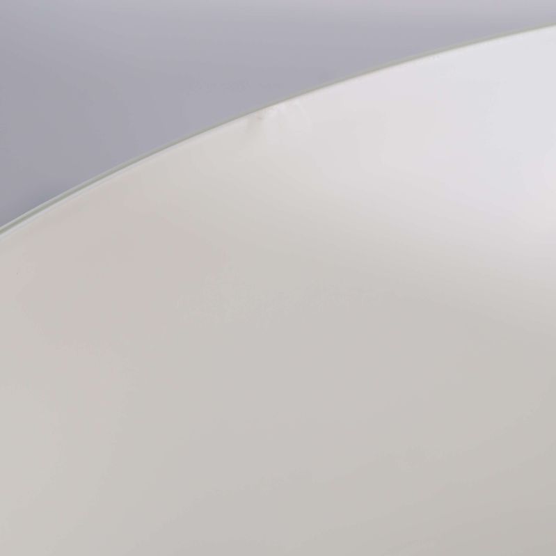 Närbild på liten defekt nära lampans kant