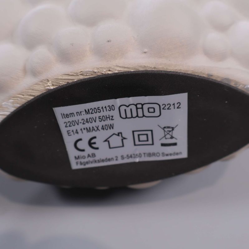 Närbild på bottenetikett med Mio-logo och produktinformation