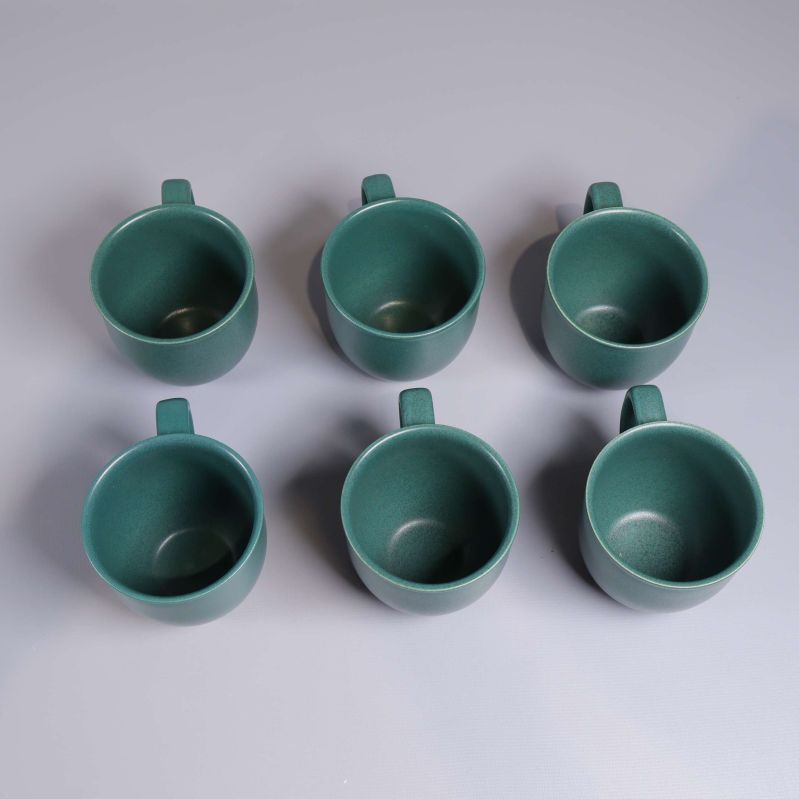 Sex gröna kaffekoppar fotograferade ovanifrån