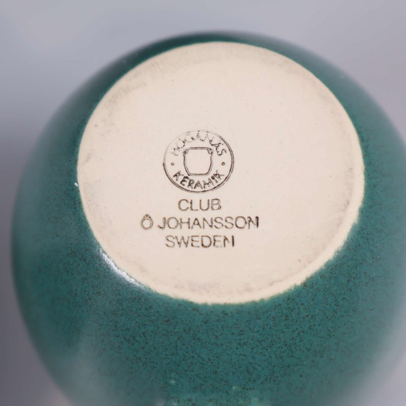 Närbild på bottenstämpel med Club och Höganäs Keramik