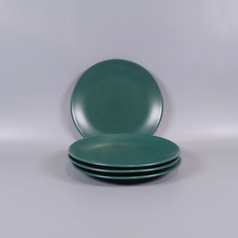 Fyra assietter staplade med en stående bakom