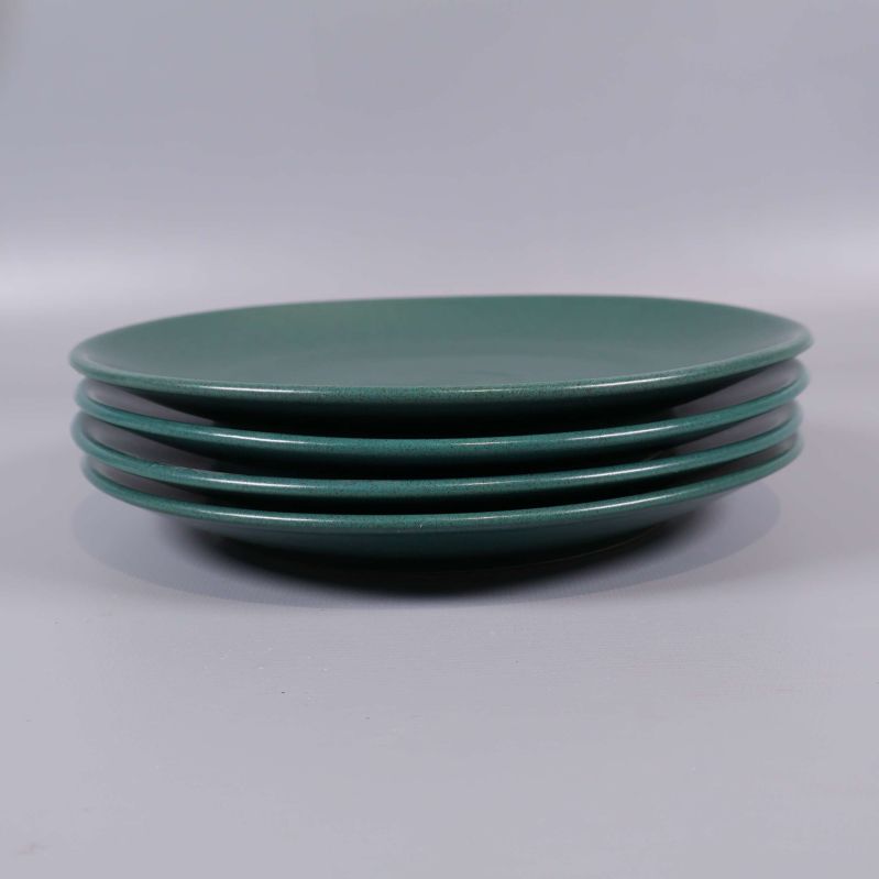 Sidovy på staplade grön keramikassietter