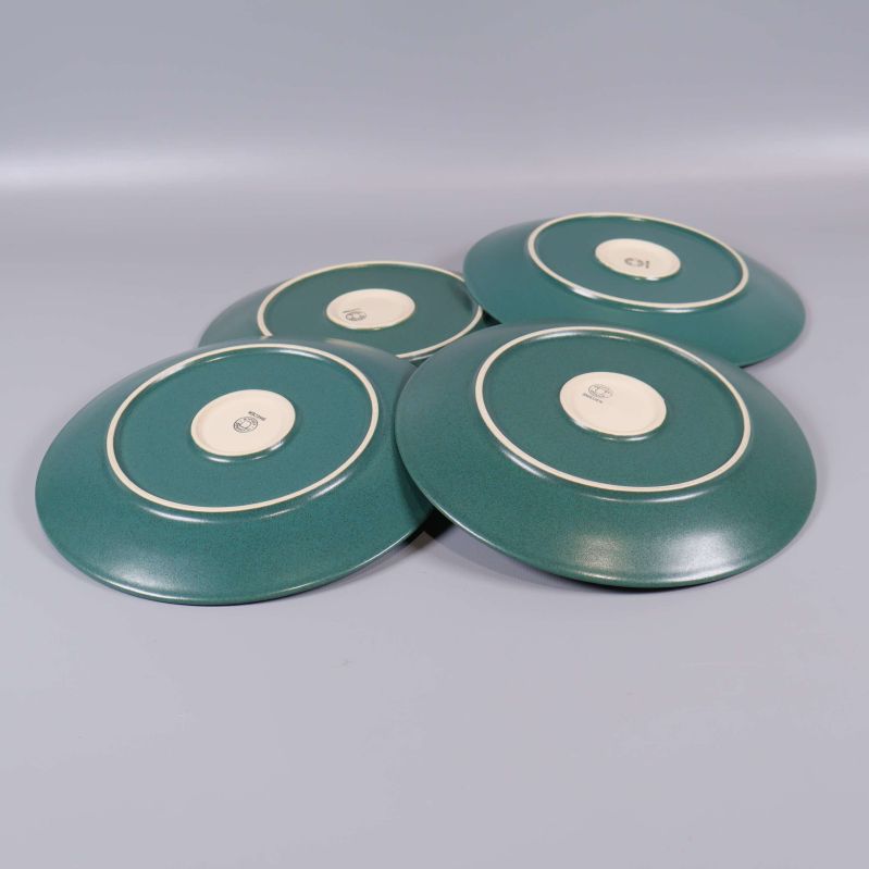 Undersidan av assietterna med stämpel och ljus botten