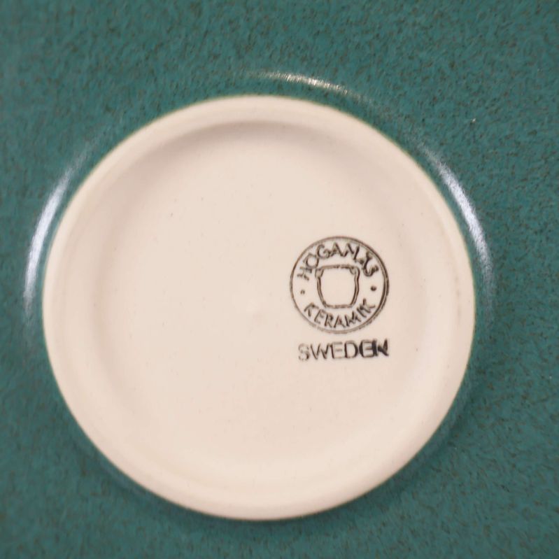 Närbild på assiettens botten med stämpel Höganäs Keramik