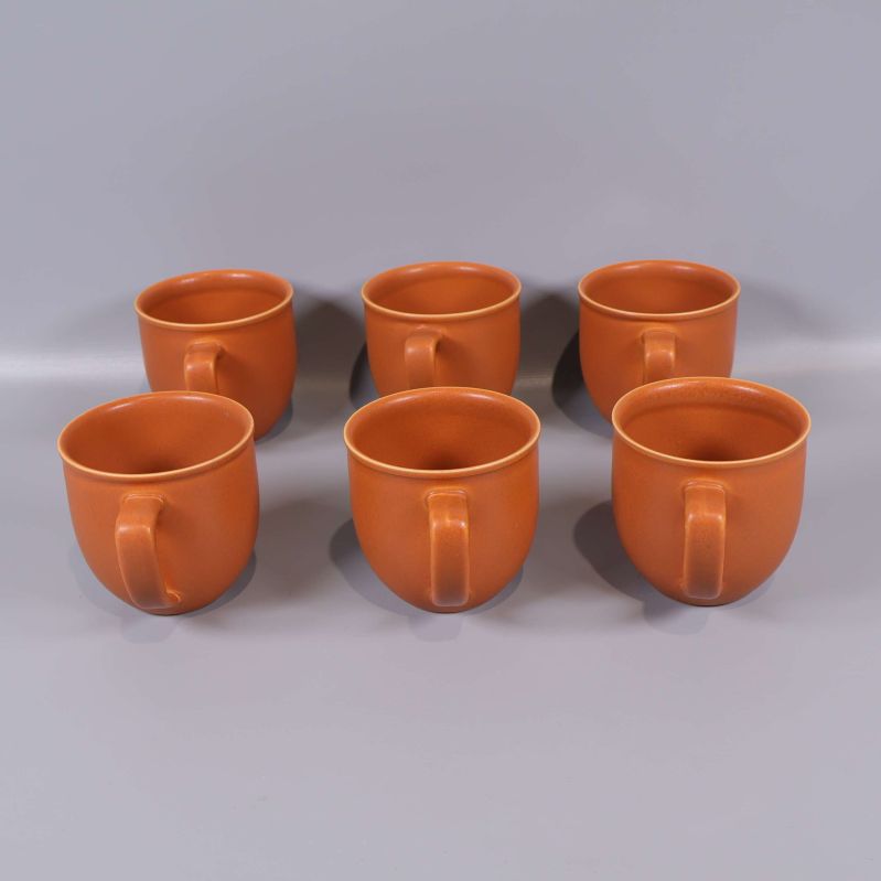 Bakifrånvy på sex orangea kaffekoppar Club