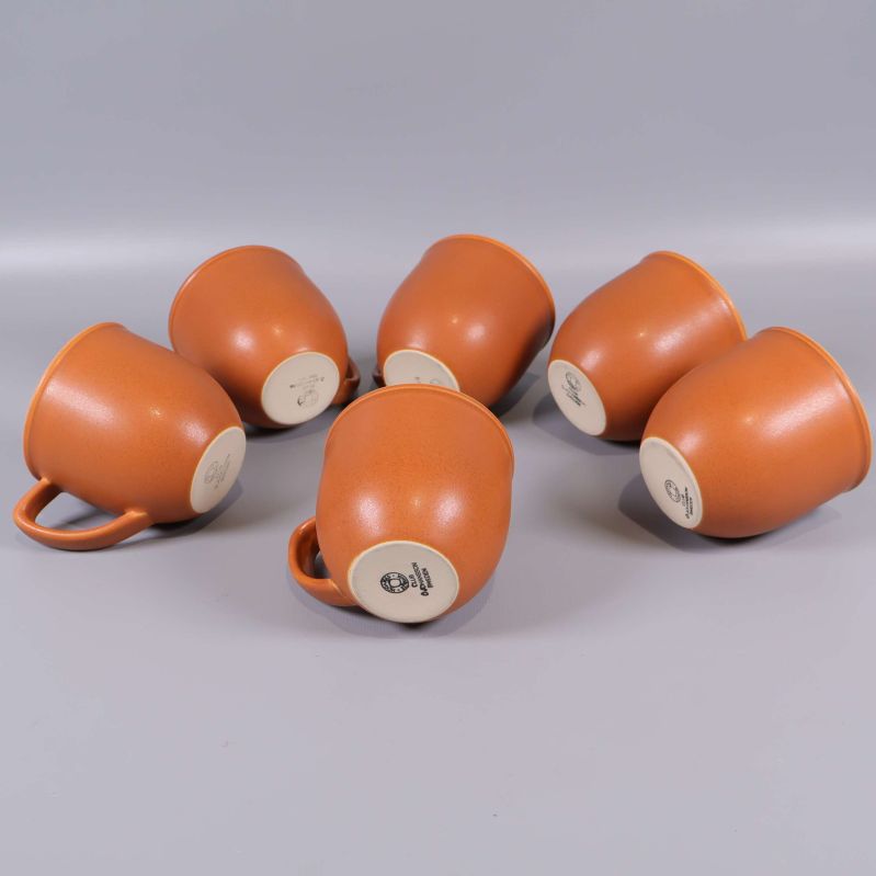 Sex kaffekoppar liggande med botten synlig