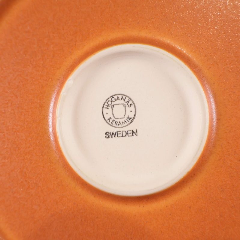 Närbild på Höganäs Keramik stämpel under assiett
