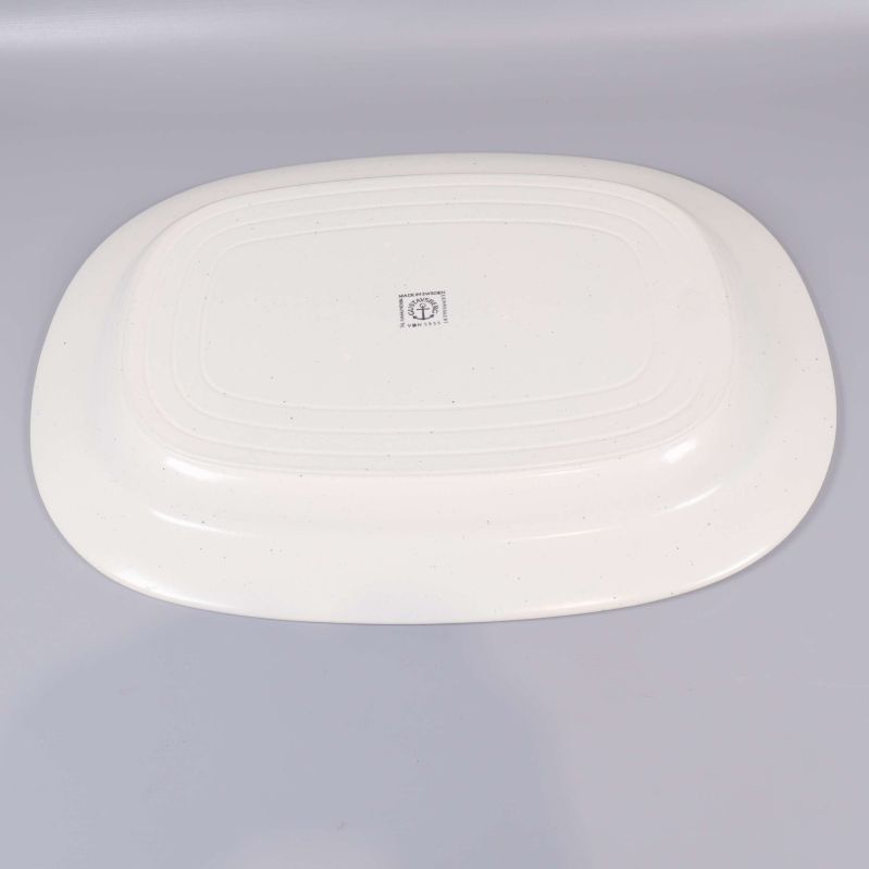 Undersidan av serveringsfat med Gustavsberg-stämpel