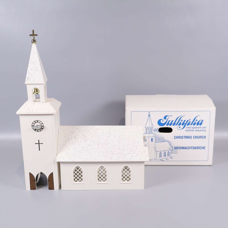 Vit kyrkformad ljuslykta med originalförpackning