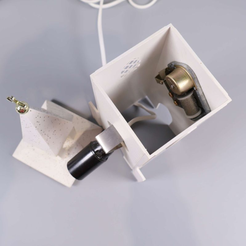 Insidan av kyrkan med lampfattning och speldosa