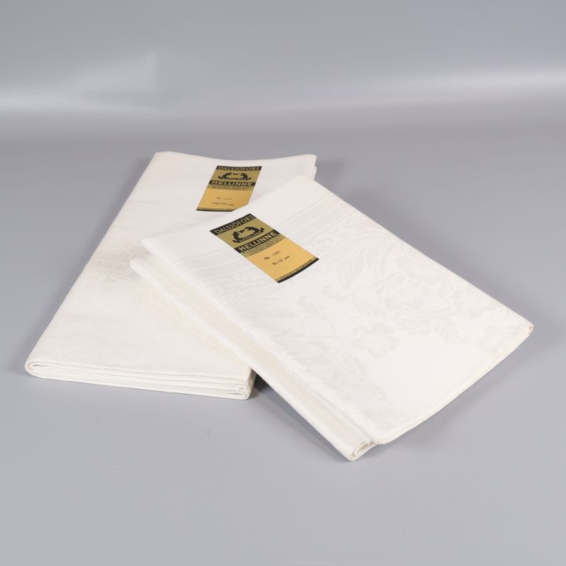 Vikta vita linnetextilier med etikett från Dalsjöfors Hellinne