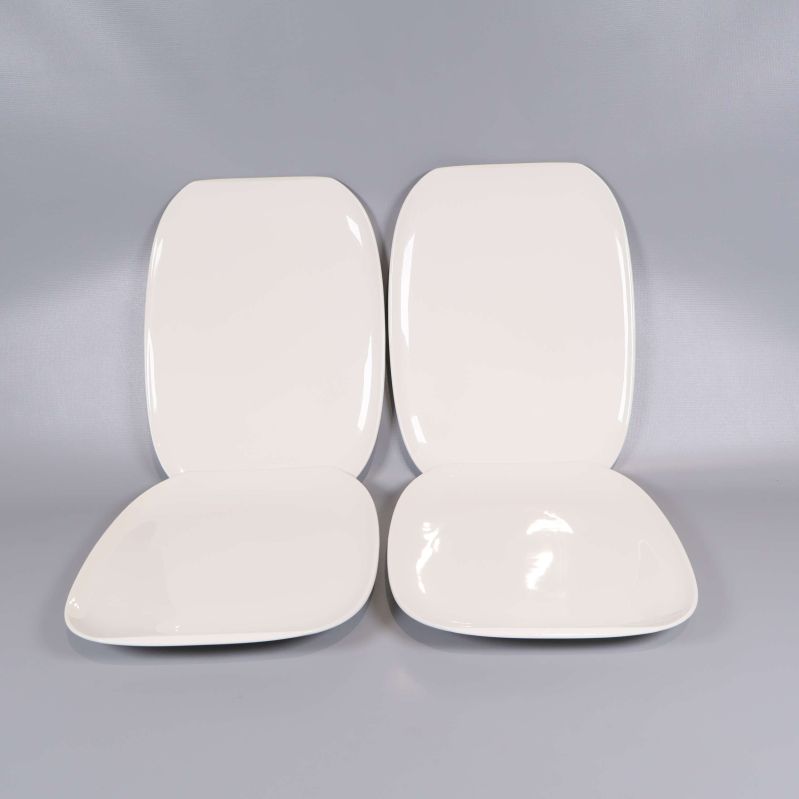 Fyra vita rektangulära tallrikar uppradade två och två