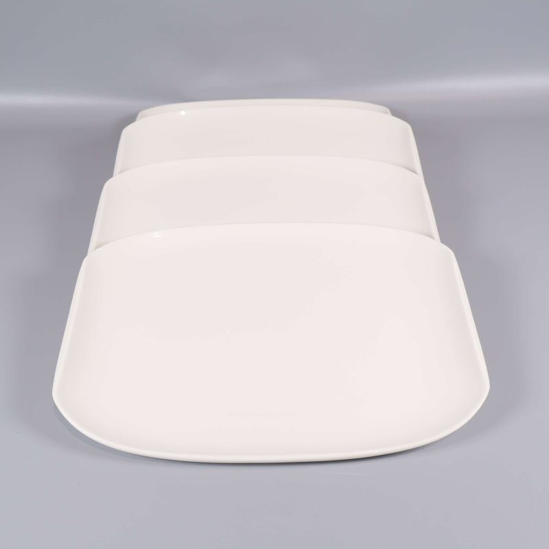 Fyra rektangulära tallrikar staplade synliga