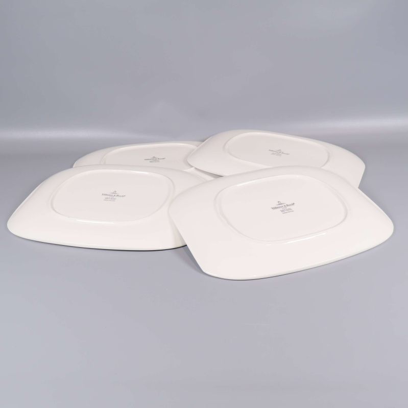 Tallrikarnas undersidor med logotypen synlig på alla fyra