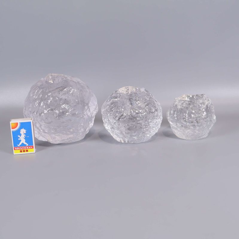 Tre ljuslyktor i glas bredvid tändsticksask för storleksjämförelse