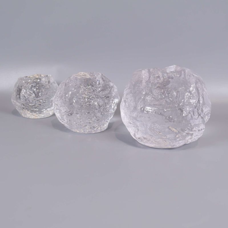 Tre olika stora ljuslyktor i glas sedda från sidan