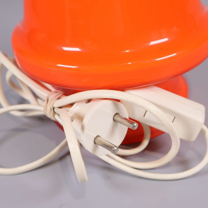 Närbild på kontakten och strömbrytaren till orange bordsampa