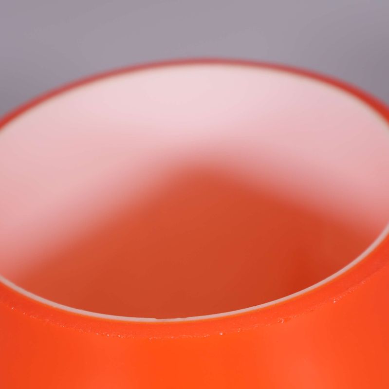 Närbild på lampskärmens övre kant och liten nagg insidan