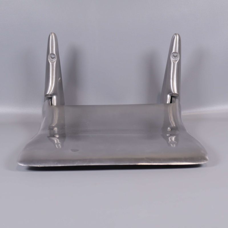 Metallväggstol fotad framifrån mot ljus bakgrund