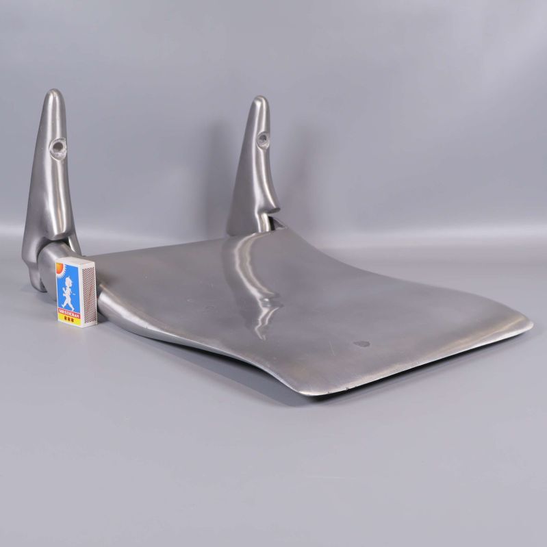 Väggstol i metall med tändsticksask för storleksjämförelse