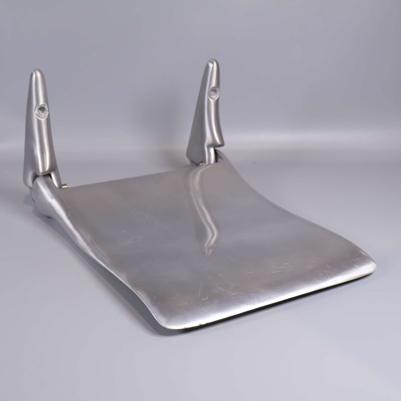 Väggstol med rundade kanter sedd från sidan