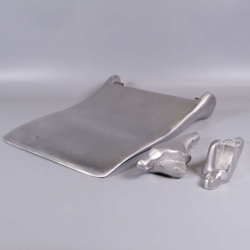 Väggstol i metall med avtagbara väggfästen