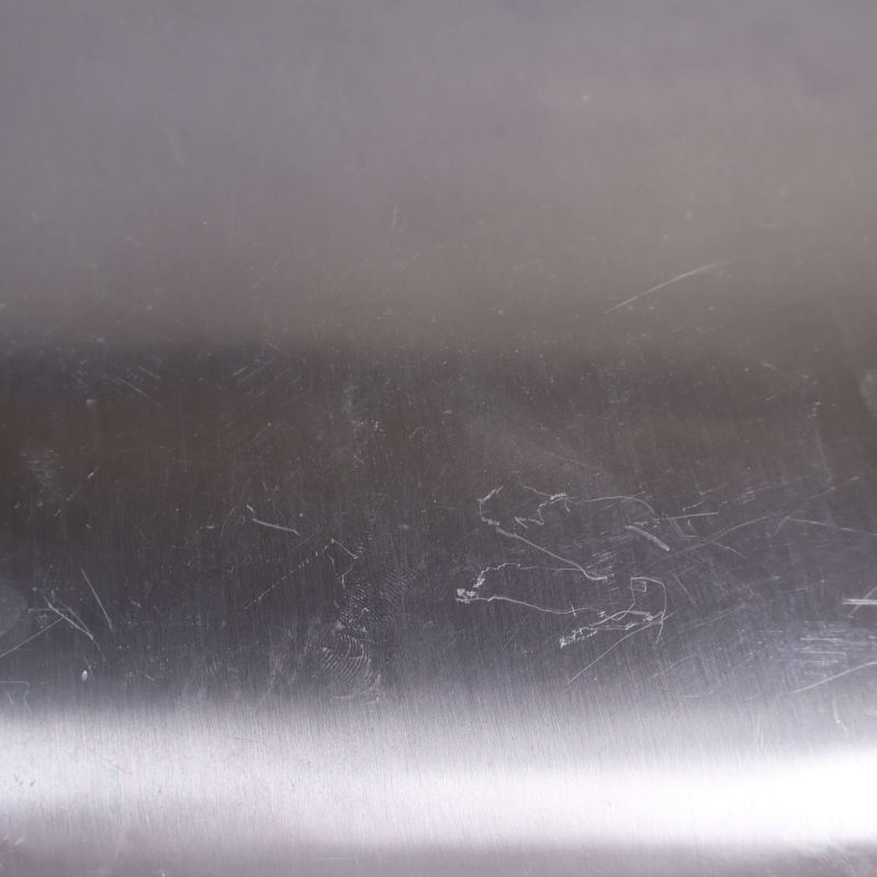 Närbild av sittytans yta med repor