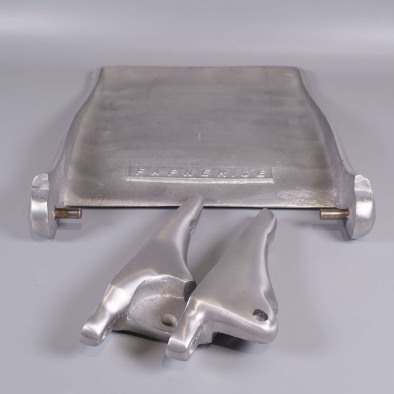 Väggstol uppochner med väggfästen avmonterade