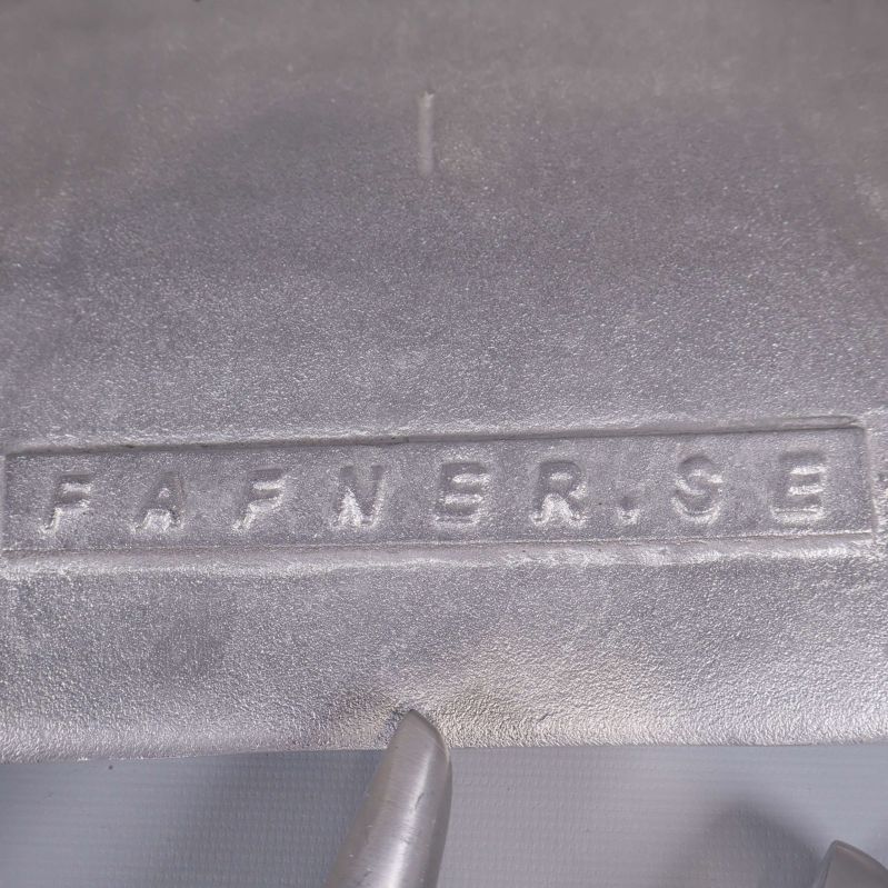 Närbild av Fafner-stämpel på undersidan av stolen