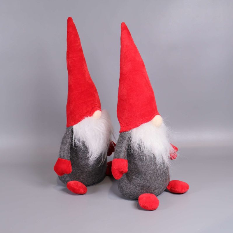 Sido vy på två tomtedockor med röda luvor och vita skägg