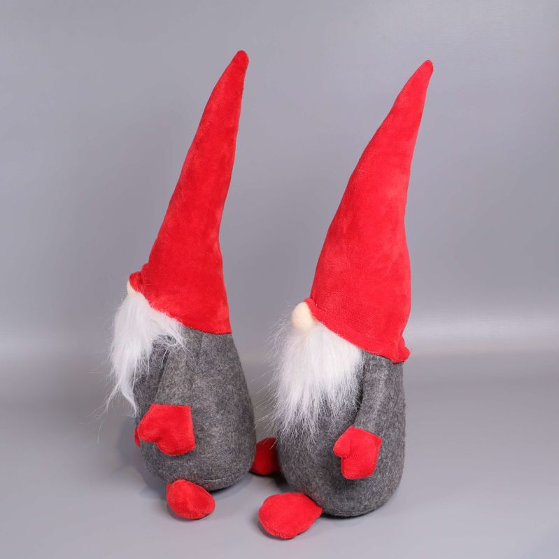 Sittande tomtedockor sedda från sidan mot grå bakgrund