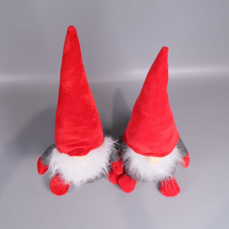 Tomtedockor uppifrån med röda luvor och fluffigt vitt skägg