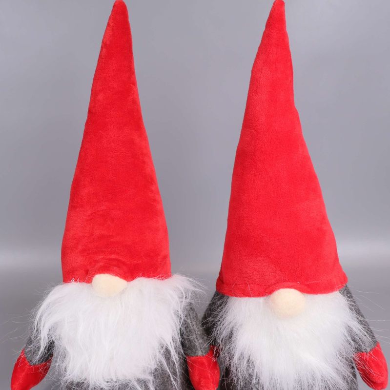 Närbild på tomtedockor och deras röda luvor och vita skägg