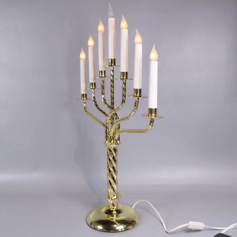 Elektrisk mässingsljusstake med sju ljus från annan vinkel