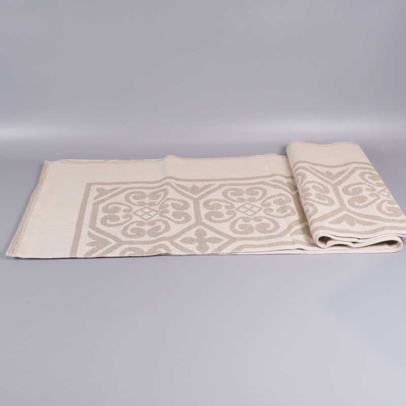 Uppvikt duk med klassiskt mönster i beige