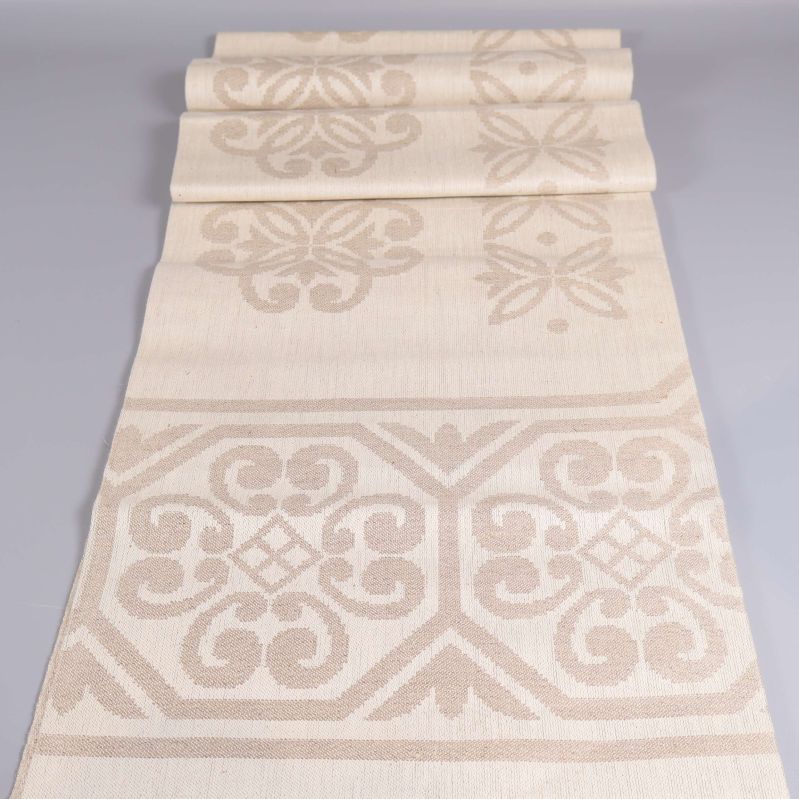 Avlång duk utbredd med dekorativa motiv