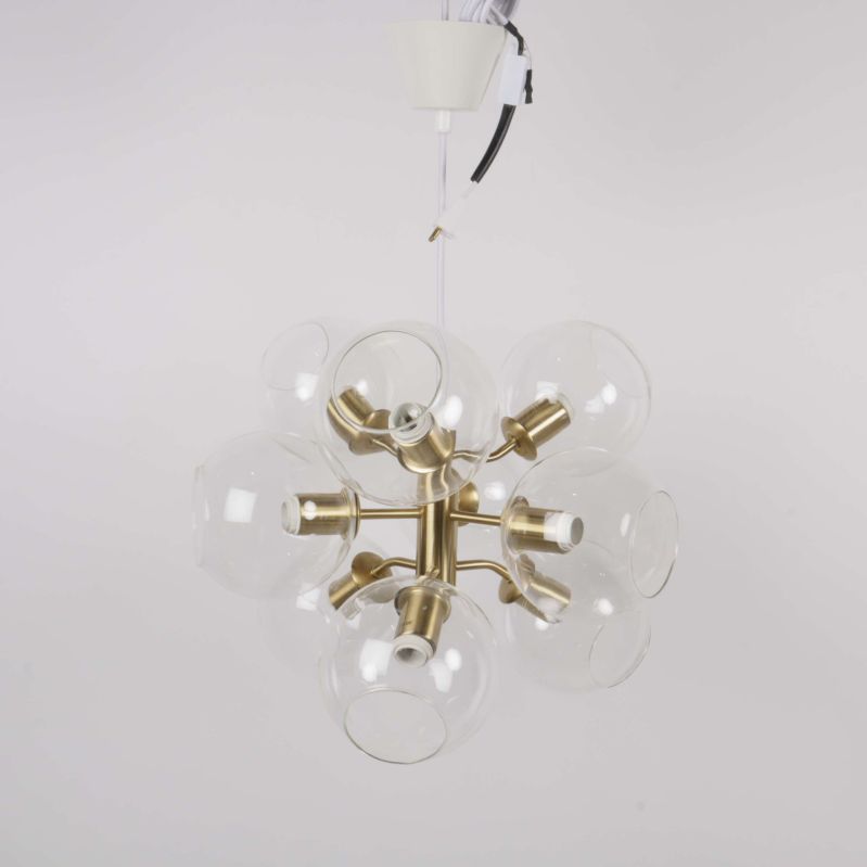 Taklampa med sju genomskinliga glassfärer och mässingsdetaljer hängande från tak