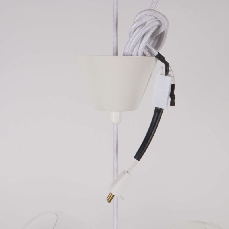 Vit takkåpa och sladdupphängning för taklampa