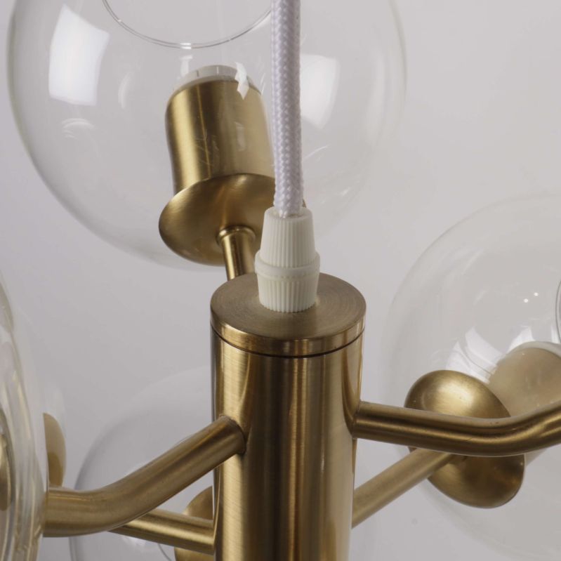 Mässingsfärgat centrum och glasfärer på lampan i närbild