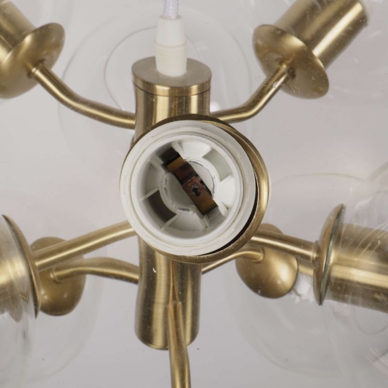 Närbild inuti lampsockel med synlig E27 sockel av taklampa