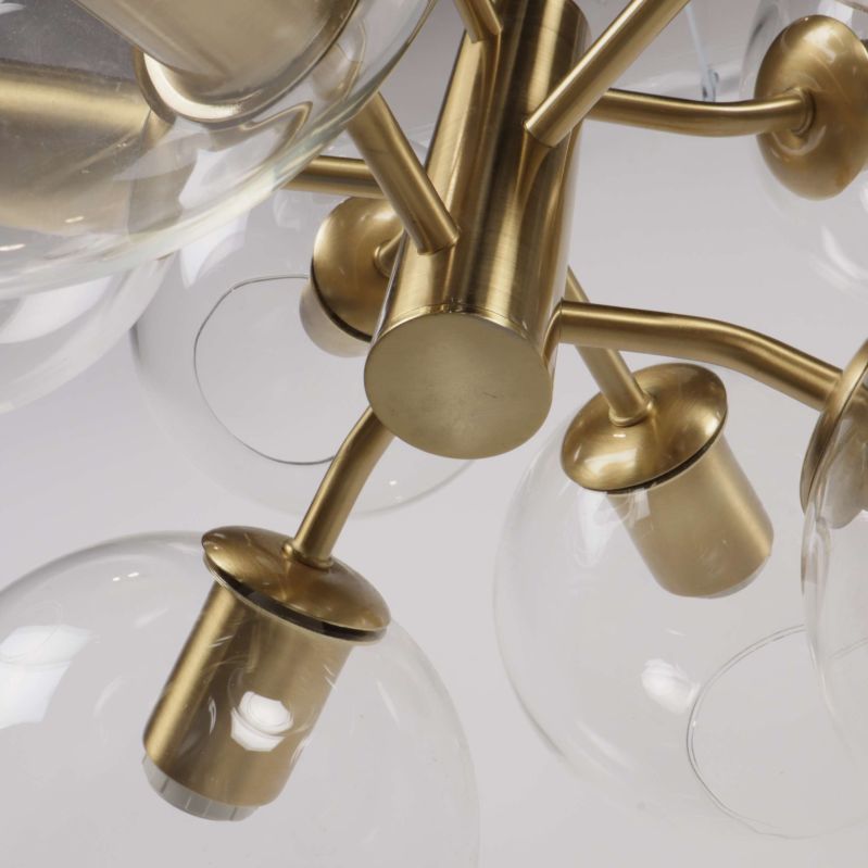 Bottenvy på taklampans konstruktion och mässingsfärgade armar