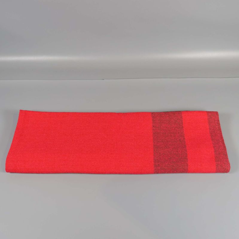 Hopvikt röd och brun rutig duk mot grå bakgrund