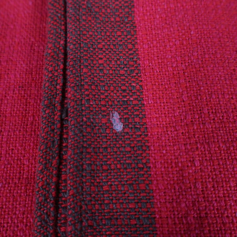 Närbild på liten ljus fläck på rutig duk