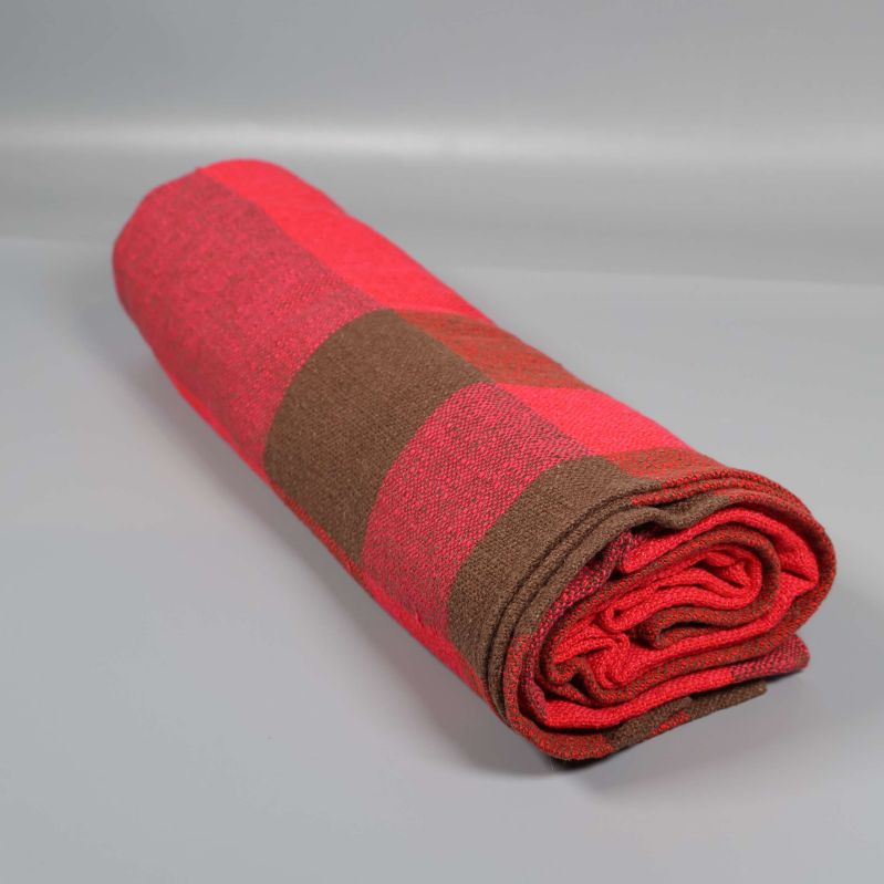 Rullad rutig duk i röda och bruna nyanser
