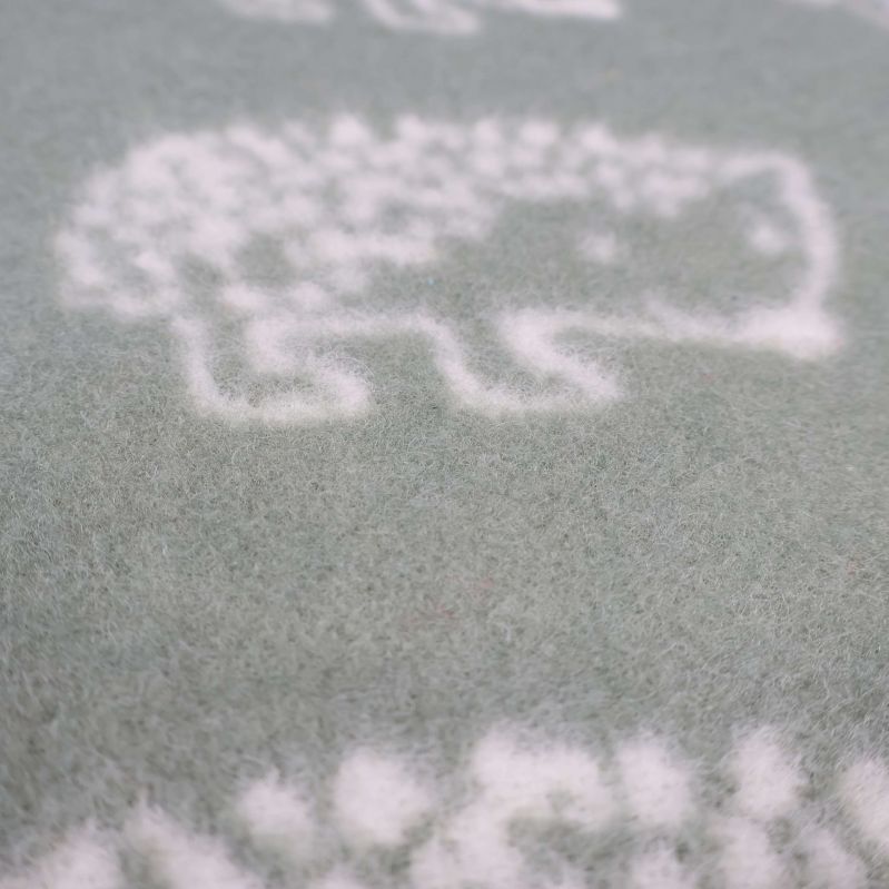 Närbild på filtens mjuka yta och igelkottmönster