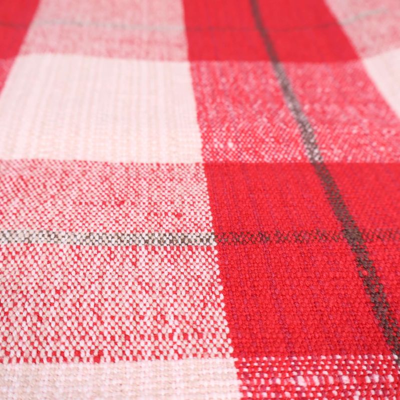 Närbild på tygstruktur och rutigt mönster i duken